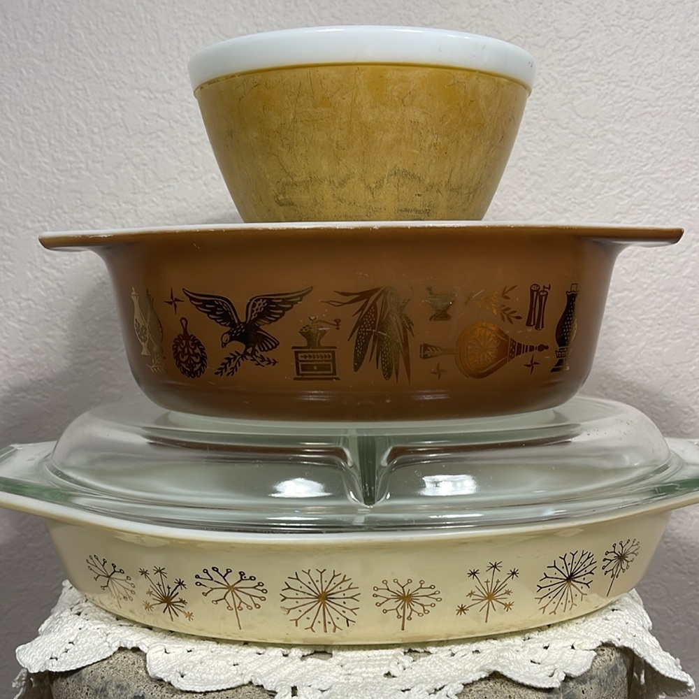 Vintage Pyrex Mixing Bowl The 401 Model in "Americana Butterscotch" Color